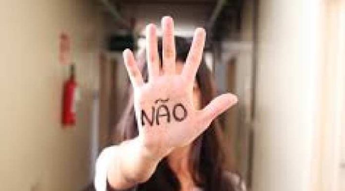 Mulher tem saia levantada e leva tapa na bunda no calçadão de BC