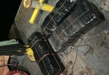 Mergulhadores encontram 130 kg de cocaína em navio atracado em SC que iria para Portugal