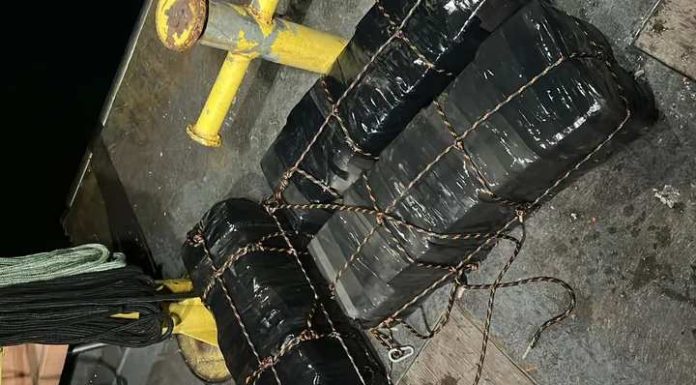 Mergulhadores encontram 130 kg de cocaína em navio atracado em SC que iria para Portugal