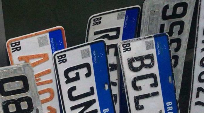 Placas de carros perdidas na chuva podem ser recuperadas no DetranPen