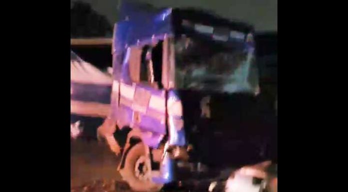Motorista morre em violento acidente entre carretas em Barra Velha