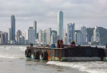 Flutuante da Baltt Terraplanagem está encalhado na areia da praia Central