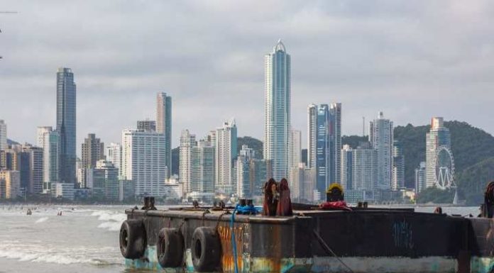 Flutuante da Baltt Terraplanagem está encalhado na areia da praia Central