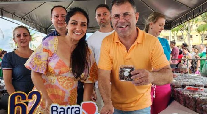 Barra Velha comemora 62 anos com bolo com alegria, bolo e apresentações especiais na Praça Lauro Carneiro de Loyola