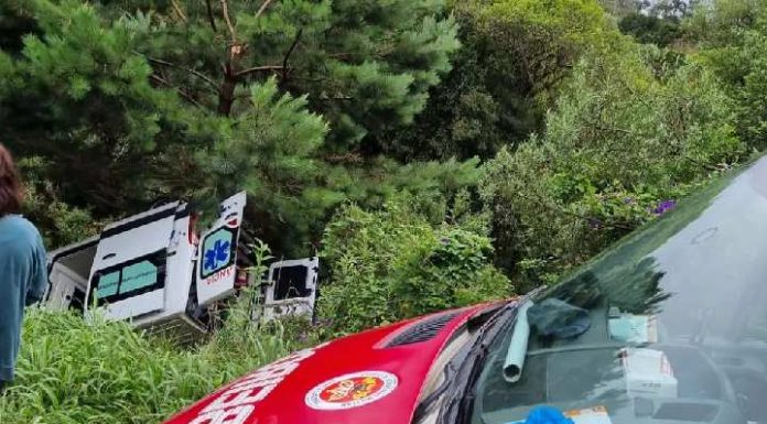 Ambulância capota, cai em ribanceira e cinco ficam feridos em SC
