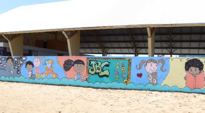 Alunos da Escola João Batista da Cruz inauguram revitalização de muro interno com grafite e comunicação inclusiva