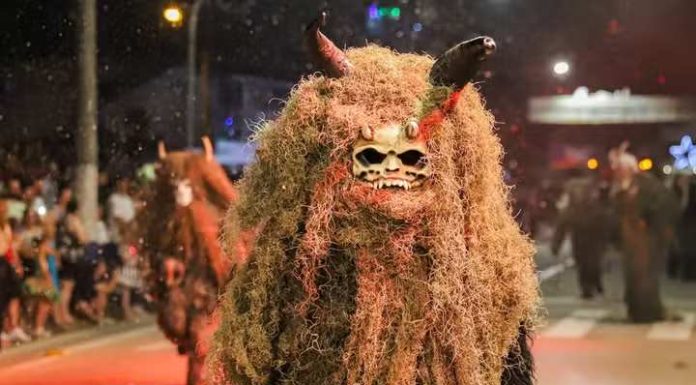 A história por trás do Papai Noel que dá sustos em crianças em vez de presentes