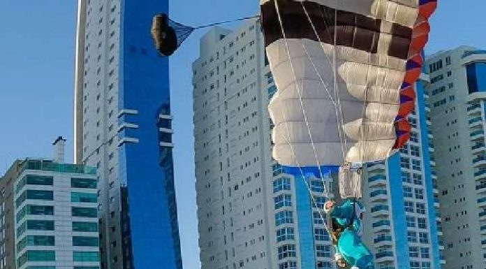Papai Noel salta a 190 metros de altura e aterrissa na praia de BC
