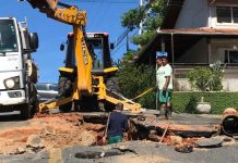 Tubulação da Casan rompe e destrói muro de casa no centro de Barra Veçlha