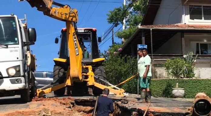 Tubulação da Casan rompe e destrói muro de casa no centro de Barra Veçlha