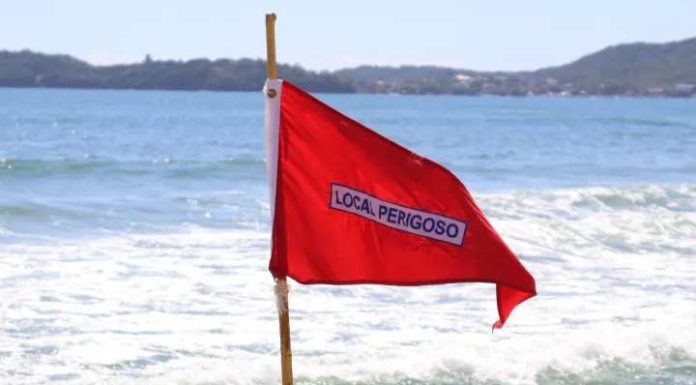 Bombeiros Militares e Prefeitura de Penha alertam banhistas sobre riscos de afogamento