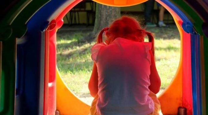 ‘Medo de morrer’: menina de 11 anos vai até padaria para denunciar agressões da mãe em Criciúma