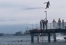 Banhistas sobem em postes do trapiche, depredam ponto turístico e se atiram no mar