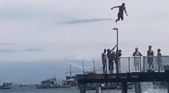 Banhistas sobem em postes do trapiche, depredam ponto turístico e se atiram no mar