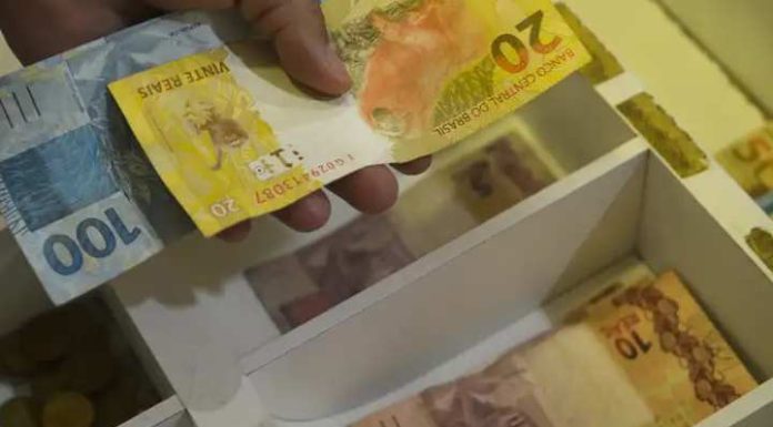 Salário mínimo de R$ 1.412 entra em vigor nesta segunda-feira