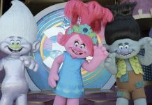 Beto Carrero World comemora 32 anos com novo show dos Trolls