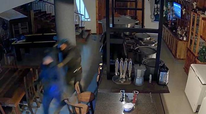 Bandidos colocados para correr; Vítima atira durante roubo e criminosos fogem