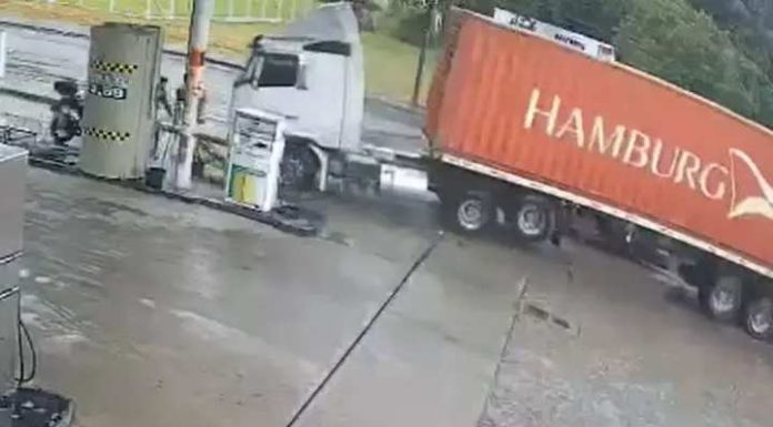 Caminhão desgovernado invade posto de gasolina e deixa feridos em SC