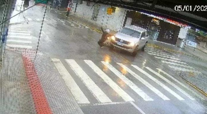 Ciclista é atropelada por caminhonete e por pouco não cai embaixo do carro
