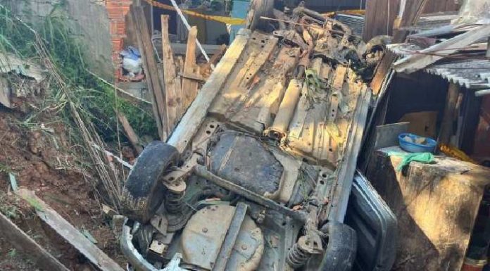 Carro voa da rodovia Osvaldo Reis e atinge casas na Fazendinha