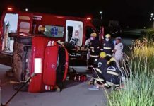 Grávida de gêmeos capota o carro ao desviar de filhote de cachorro em SC