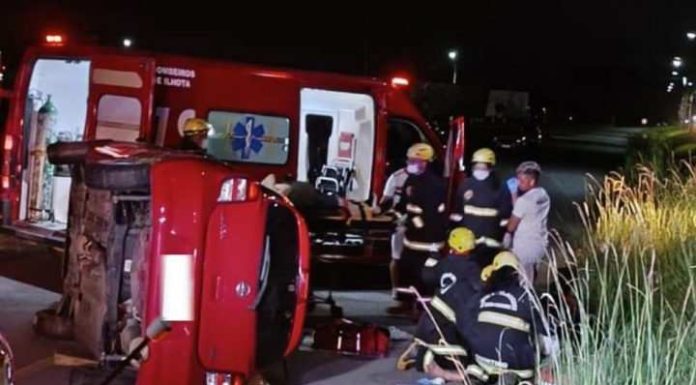 Grávida de gêmeos capota o carro ao desviar de filhote de cachorro em SC