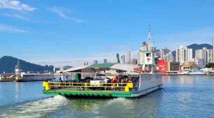 Balsa do Ferry Boat é apreendida por fazer travessia sem um dos motores