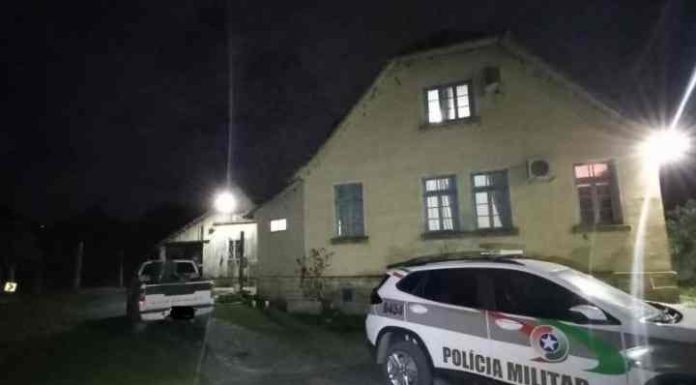 Mulher é encontrada morta dentro de casa em Itajaí