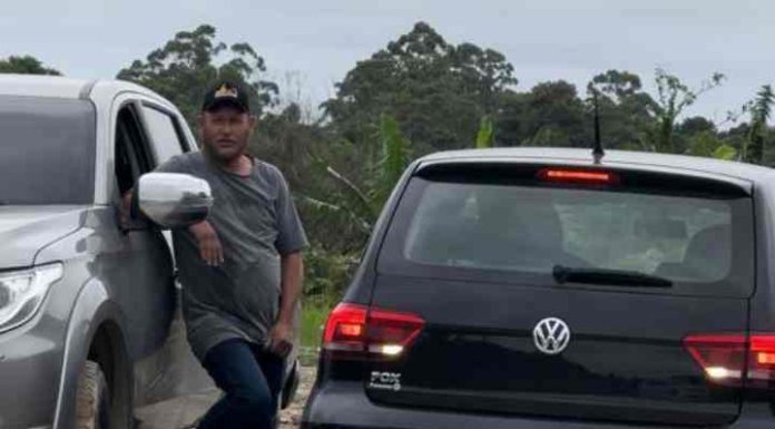 Dono da Kuhra Terraplanagem foi flagrado com Duda minutos antes da confusão por faixa cobrando dívida com a prefeitura