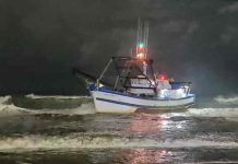 Tripulantes são resgatados de embarcação encalhada em Navegantes