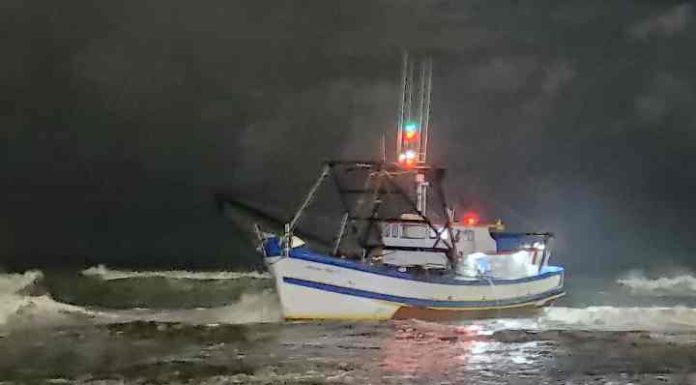 Tripulantes são resgatados de embarcação encalhada em Navegantes