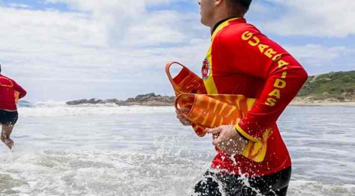 Homem é socorrido na Praia Vermelha após caiaque virar em alto mar