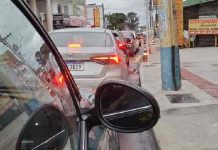 Motoristas reclamam dos fura-filas no acesso ao ferry boat em Navegantes