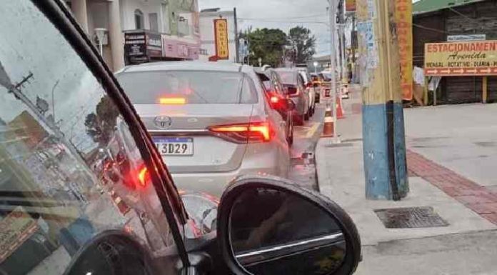 Motoristas reclamam dos fura-filas no acesso ao ferry boat em Navegantes