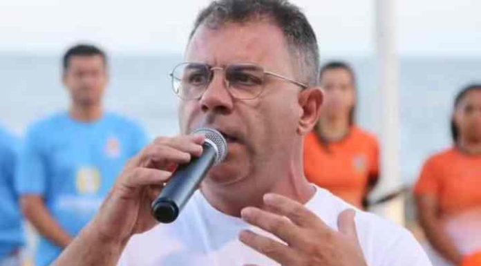 Preso em operação contra corrupção, prefeito Douglas está suspenso do cargo por 6 meses