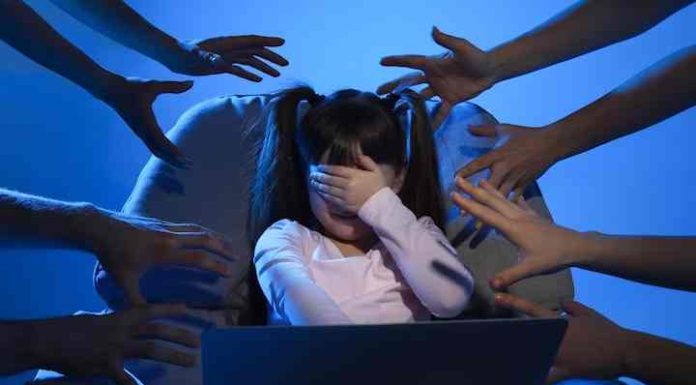 Pedófilo adota menina de 7 anos para estuprá-la