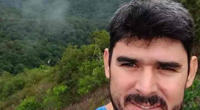 Filho matou o próprio pai e deixou mãe gravemente ferida, descobre Polícia Civil