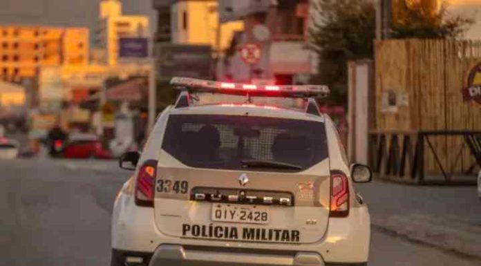 Homem morre ao ser espancado e amarrado em rua de Itapoá