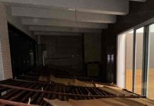 Casal de idosos são resgatados após queda do telhado de vidro