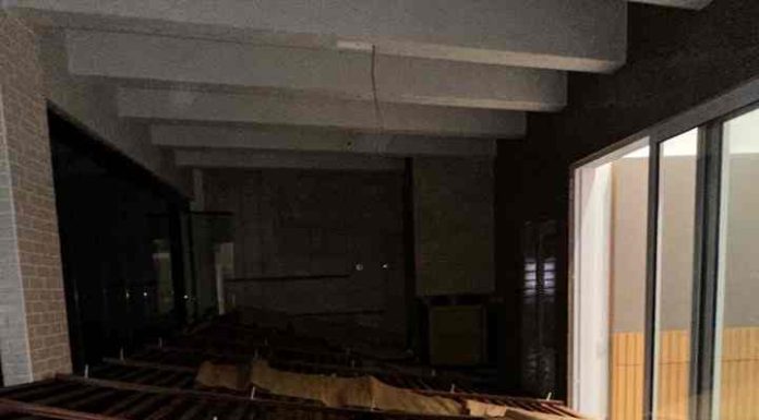 Casal de idosos são resgatados após queda do telhado de vidro