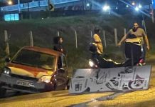 Conasa faz reparo na via após acidente com Ford Fiesta em Itapema