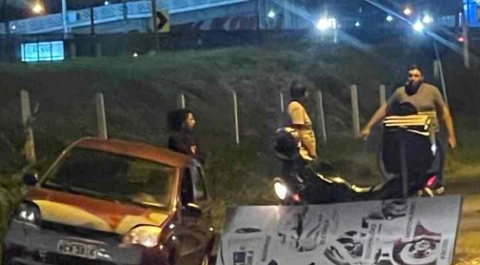 Conasa faz reparo na via após acidente com Ford Fiesta em Itapema