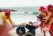 Projeto Praia Acessível leva pessoas com necessidades especiais para banho de mar