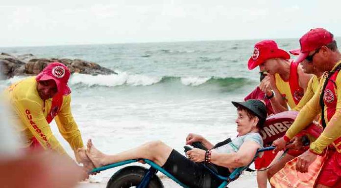 Projeto Praia Acessível leva pessoas com necessidades especiais para banho de mar