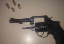 Homem é preso ao mostrar o pênis para mulher e atirar contra o marido dela