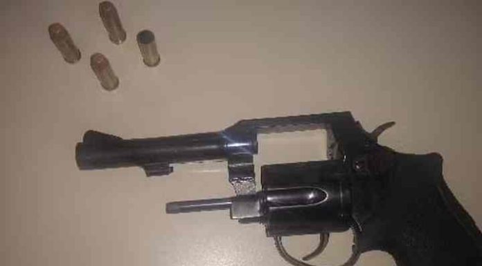 Homem é preso ao mostrar o pênis para mulher e atirar contra o marido dela