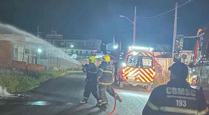 Casa é destruída pelo fogo em Barra Velha