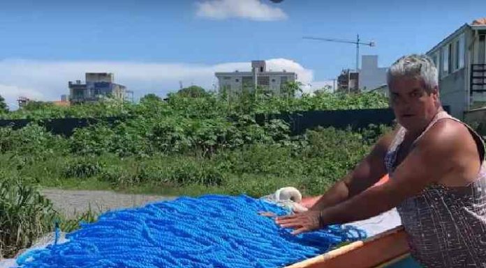 Após incêndio criminoso, pescadores de Penha reconstroem embarcações e voltam ao mar