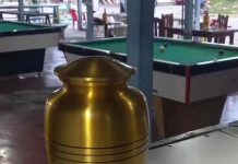 Urna funerária é deixada em bar de Itapema e proprietário fica incrédulo