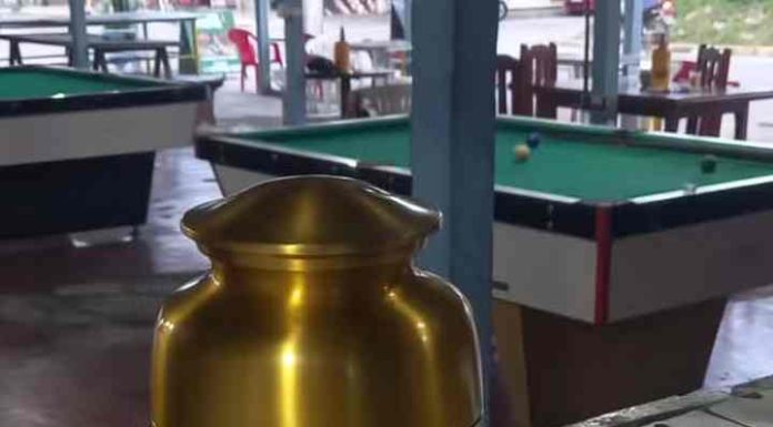 Urna funerária é deixada em bar de Itapema e proprietário fica incrédulo